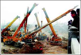 6輛大吊車(chē)合力營(yíng)救深陷打樁機(jī)